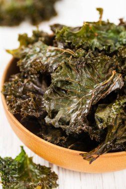 Gevrek lahana cips pişmiş. Seçici odak.