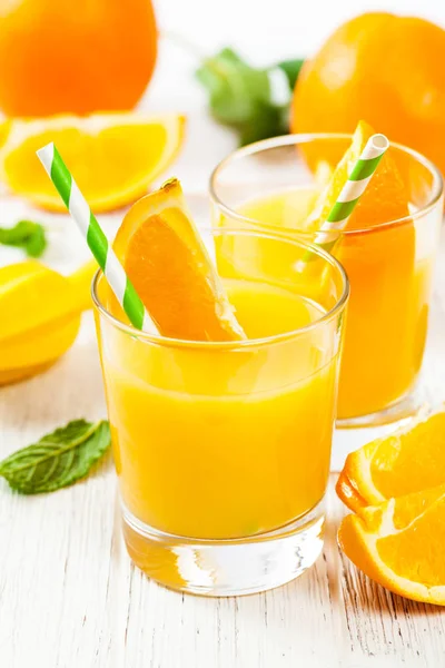 Sinaasappelsap Witte Houten Achtergrond Selectieve Aandacht — Stockfoto