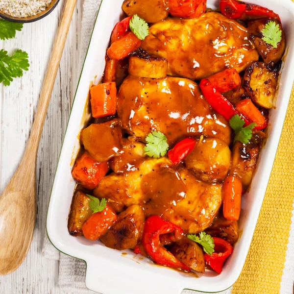 Gebratene Hühnerbrust Mit Kartoffeln Karotten Und Paprika Selektiver Fokus — Stockfoto