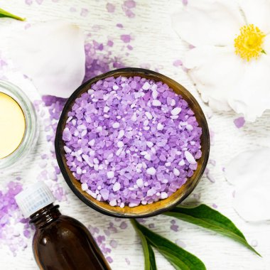 Spa ve Aromaterapi için mor yer fıstığı tuzu. Seçici odak.