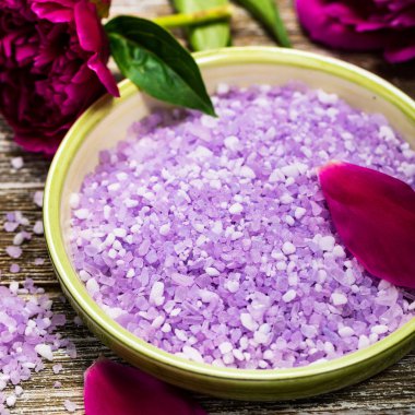 Spa ve aromaterapi için mor şakayık Rose banyo tuz karışımı. Seçici odak.