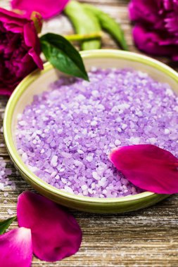 Spa ve aromaterapi için mor şakayık Rose banyo tuz karışımı. Seçici odak.