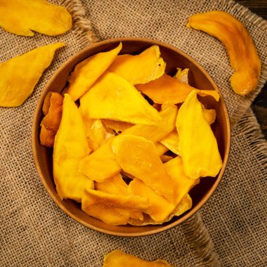 Ahşap arka plan üzerinde kurutulmuş Mango meyve. Seçici odak.