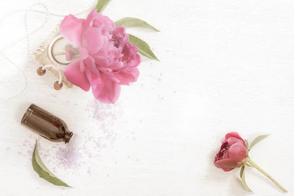 Bottiglia Olio Essenziale Spa Oggetti Tema Con Peonia Fresca Fiori — Foto Stock