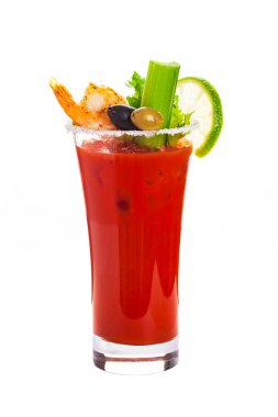 Bloody Mary kokteyl izole beyaz arka plan üzerinde. Seçici odak.