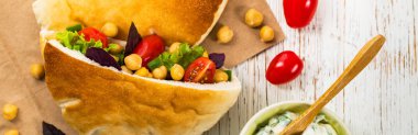 Nohut fasulye veya Nohut Salatası sebzeli pide. Seçici odak.