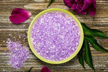 Spa ve aromaterapi arka plan mor şakayık banyo tuz karışımı. Seçici odak.