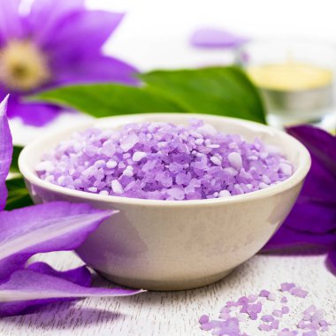 Spa ve aromaterapi için mor akasma tuz. Seçici odak.