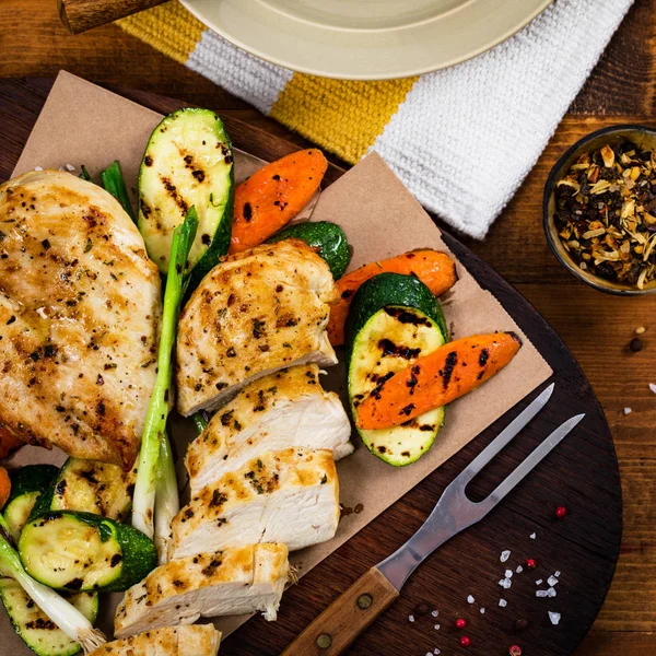 Poitrines Poulet Grillées Aux Légumes Grillés Zucchini Fond Carotte Concentration — Photo