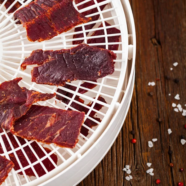 Carne Casera Jerky Con Deshidratador Enfoque Selectivo — Foto de Stock