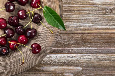 Kiraz arka planı. Tatlı Siyah ve Kırmızı Kirazlar. Seçici odak.