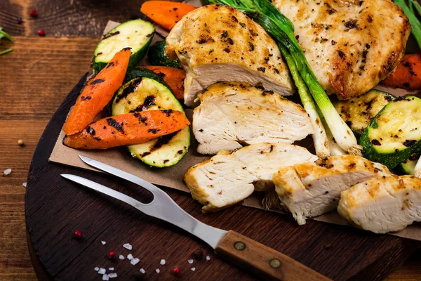 Grilled Chicken Breasts Grilled Vegetables Zucchini Carrot Background Selective Focus — Stock Photo, Image