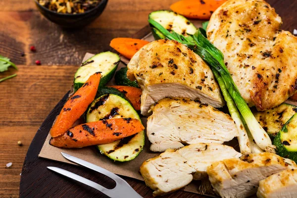 Grilled Chicken Breasts Grilled Vegetables Zucchini Carrot Background Selective Focus — Stock Photo, Image