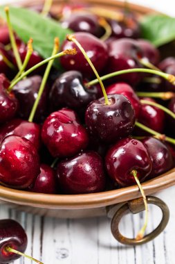 Kiraz arka planı. Tatlı Siyah ve Kırmızı Kirazlar. Seçici odak.