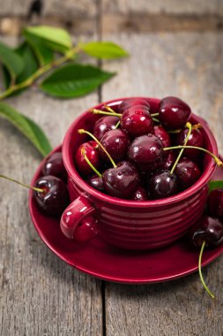 Kiraz arka planı. Tatlı Siyah ve Kırmızı Kirazlar. Seçici odak.