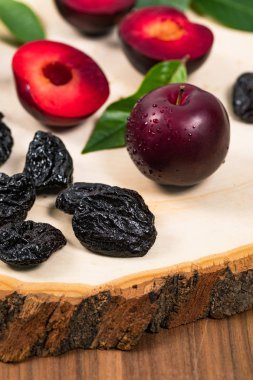 Kuru Erik, Kuru erik ve taze erik arka plan karıncalanmış. Seçici odak.