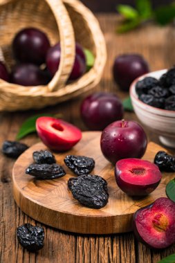 Kuru Erik, Kuru erik ve taze erik arka plan karıncalanmış. Seçici odak.