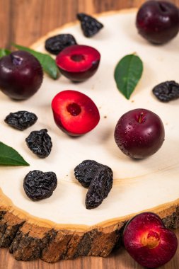 Kuru Erik, Kuru erik ve taze erik arka plan karıncalanmış. Seçici odak.