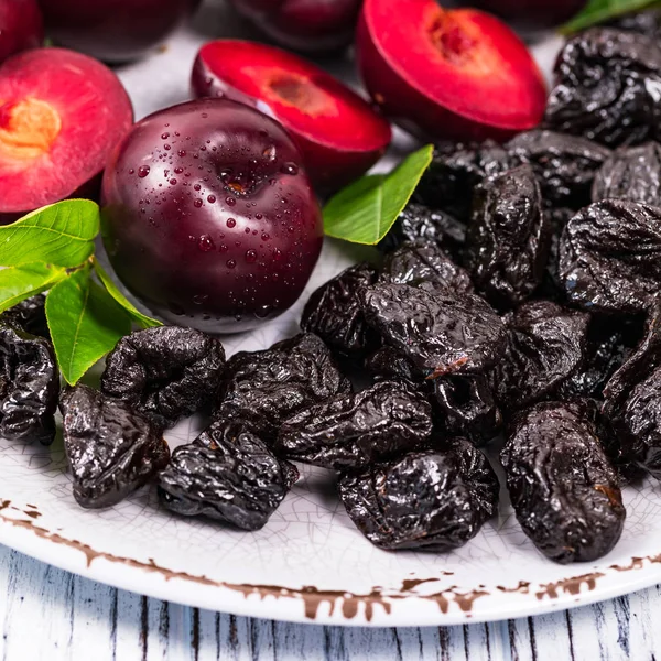 Gedroogde Pruimen Ontpit Pruimen Verse Pruimen Achtergrond Selectieve Aandacht — Stockfoto