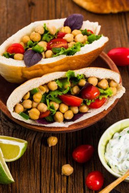 Garbanzo Bean 'li Sebze Pitas veya Nohut Salatası. Seçici odak.