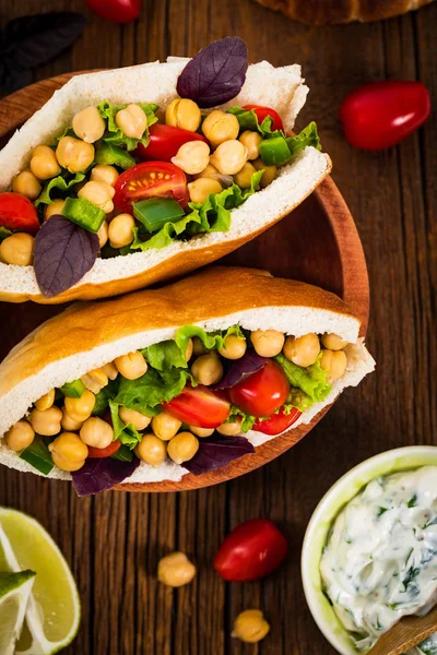 Veggie Pitas Con Garbanzo Frijol Ensalada Garbanzos Enfoque Selectivo —  Fotos de Stock