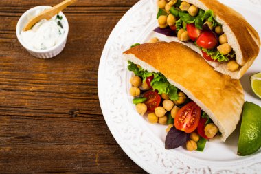 Garbanzo Bean 'li Sebze Pitas veya Nohut Salatası. Seçici odak.