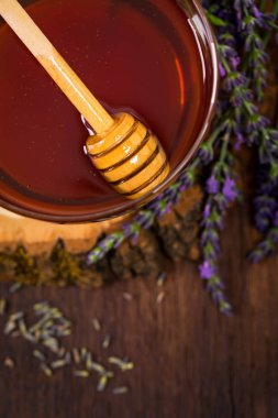 Lavanta çiçekli lavantalı bal. Seçici odak.