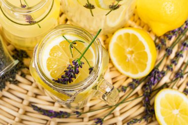 Soğuk limonata detoks su limon ve lavanta ilham. Seçici odak.