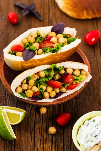 Veggie Pitas Med Garbanzo Bean Eller Chickpea Salad Selektiv Inriktning — Stockfoto