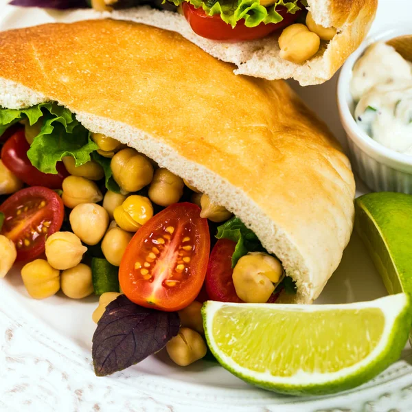 Veggie Pitas Com Garbanzo Bean Salada Grão Bico Foco Seletivo — Fotografia de Stock