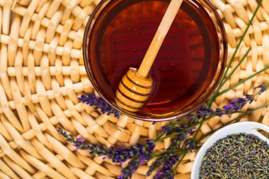 Lavanta çiçekli lavantalı bal. Seçici odak.