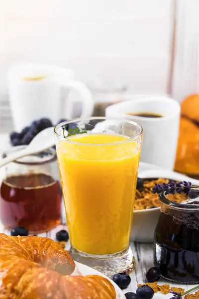 Zumo Naranja Desayuno Continental Con Cruasanes Café Cereales Frutas Enfoque —  Fotos de Stock