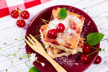 Pudra şekeri ile tart kiraz kek. Seçici odak.