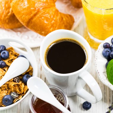 Kahve. Continental kahvaltı croissants, tahıl ve meyve ile. Seçici odak.