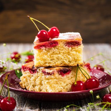 Pudra şekeri ile tart kiraz kek. Seçici odak.