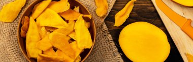 Eski ahşap zemin üzerine kurutulmuş Mango meyve. Seçici odak.