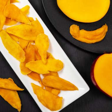 Siyah arka plan üzerine kurutulmuş Mango meyve. Seçici odak.