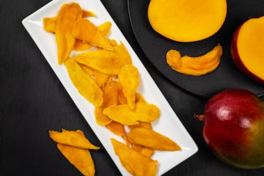 Siyah arka plan üzerine kurutulmuş Mango meyve. Seçici odak.