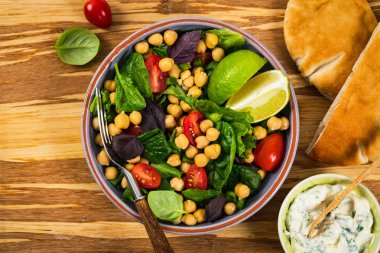 Sağlıklı vejetaryen salata nohut veya nohut ile. Seçici odak.