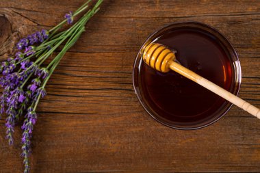 Lavanta çiçekli lavantalı bal. Seçici odak.