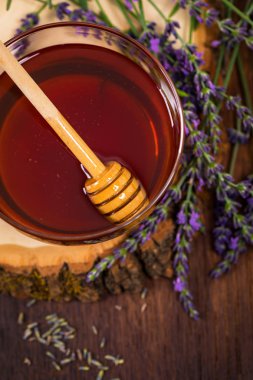 Lavanta çiçekli lavantalı bal. Seçici odak.