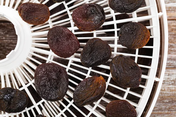 Organik Kuru Kayısı Dehydrator ile yaptı. Seçici odak.