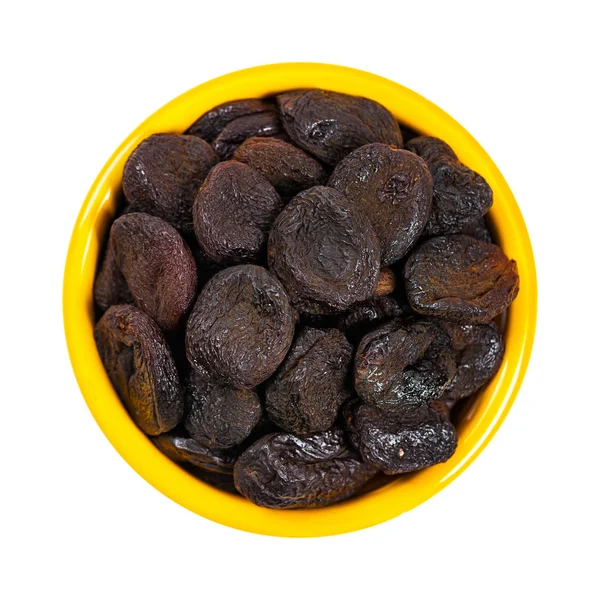 Beyaz bir arka plan üzerinde izole organik kuru kayısı. Seçici odak.