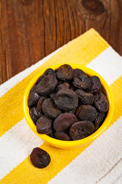 Sağlıklı organik Kuru Kayısı arka plan. Seçici odak.