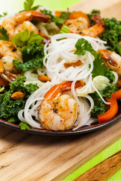 Salade Chou Frisé Aux Nouilles Riz Crevettes Concentration Sélective — Photo
