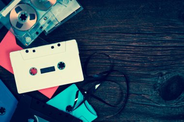 Copy Space ile Ahşap Arka Planda Kompakt Ses Kaseti. Retro tarzında fotoğraf. Tonlu görüntü.