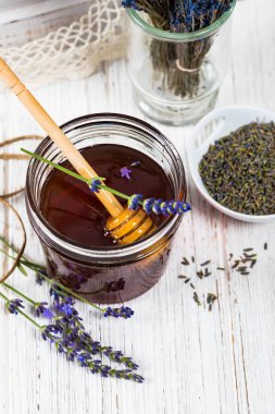 Lavanta çiçekli lavantalı bal. Seçici odak.