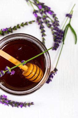 Lavanta çiçekli lavantalı bal. Seçici odak.