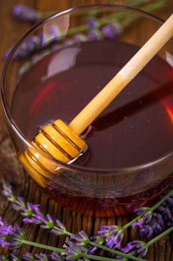 Lavanta çiçekli lavantalı bal. Seçici odak.