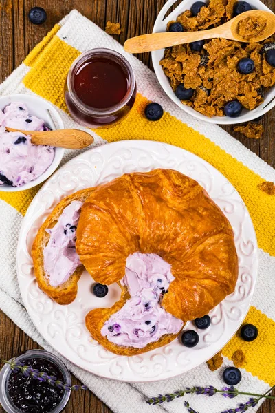 Colazione Continentale Con Croissant Crema Mirtilli Focus Selettivo — Foto Stock